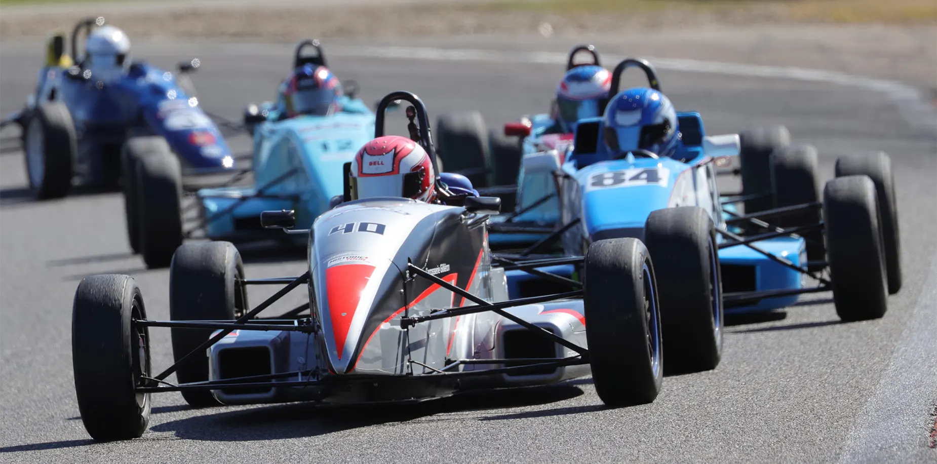 debuter-en-monoplace-course-formule-ford Débuter directement en monoplace est possible. La Formule Ford constitue une catégorie d’apprentissage accessible et formatrice.