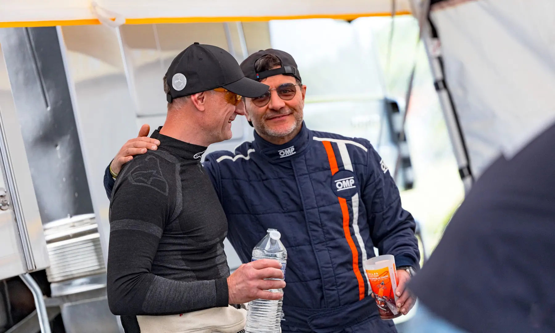 gentleman-driver-camaraderie-paddock-formule-ford Deux Gentleman Drivers échangeant dans le paddock avant roulage en Formule Ford.