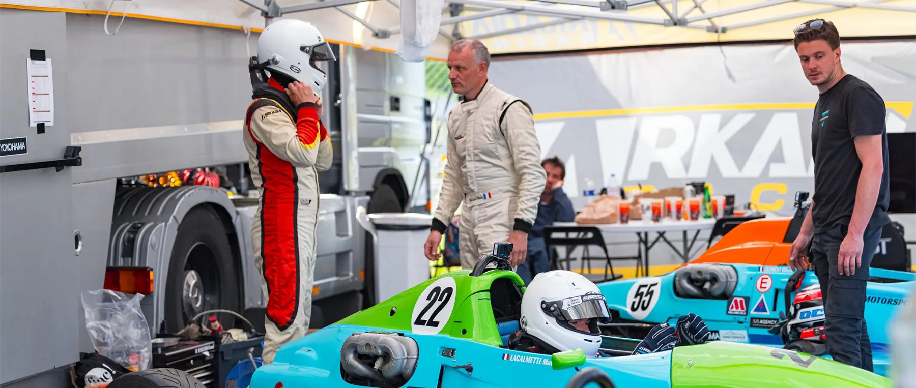 logistique-course-open-formula-series-racing-motorsport-v2 Préparation des monoplaces et logistique d’équipe avant une épreuve du championnat Open Formula Series