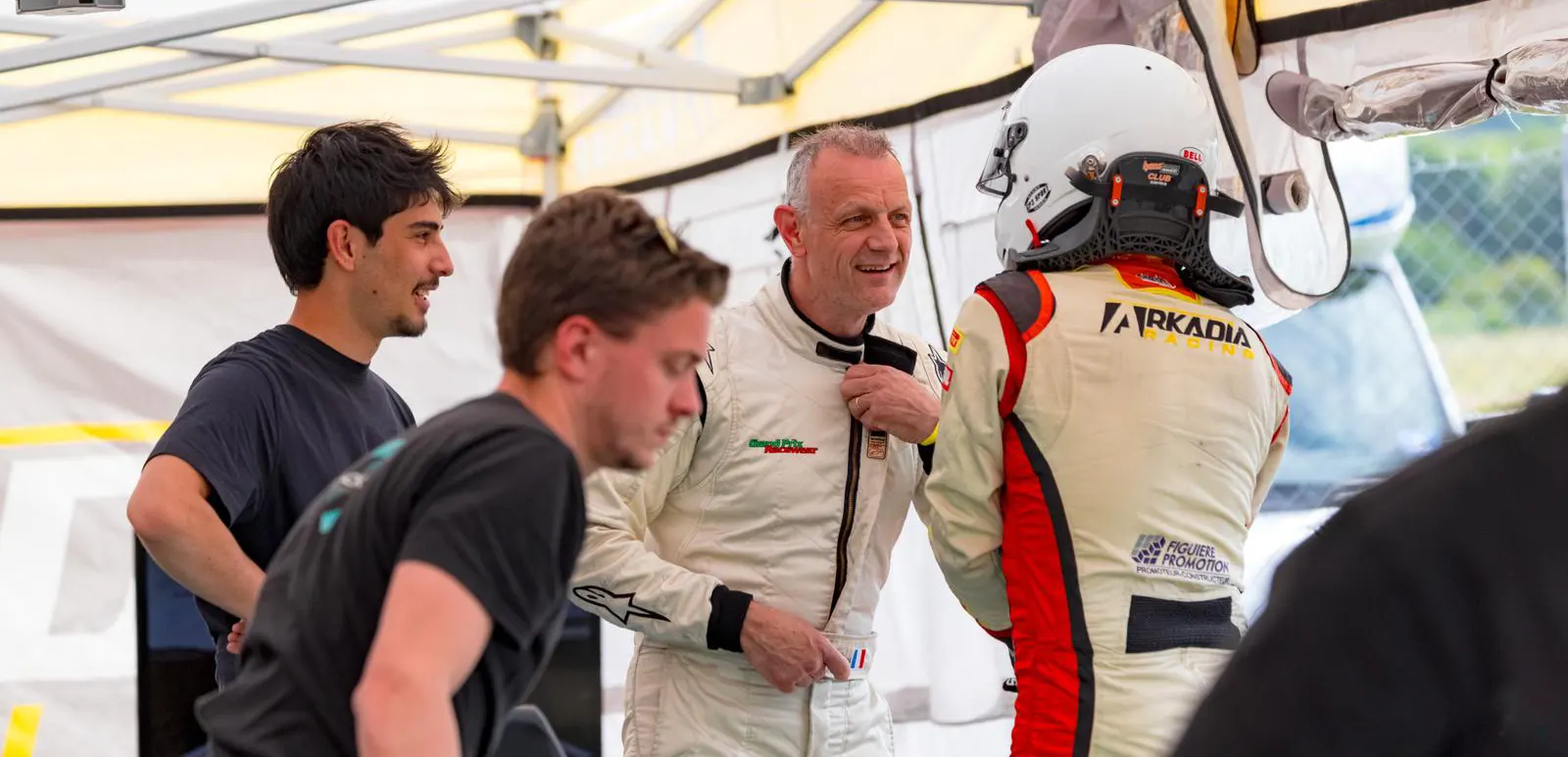 olivier-clement-encadrement-technique-formule-ford-racing-motorsport Olivier Clément échange avec un jeune pilote lors d’un encadrement technique en Formule Ford avec Racing Motorsport