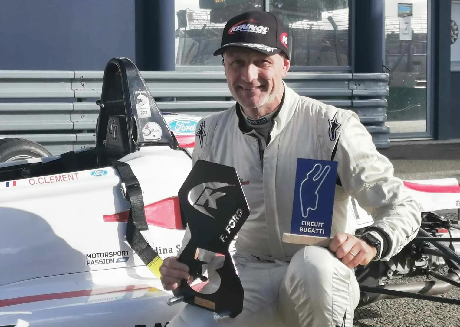olivier-encadrement-formule-ford-racing-motorsport-v2 Olivier, encadrant des pilotes chez Racing Motorsport, en Formule Ford avec trophée sur circuit