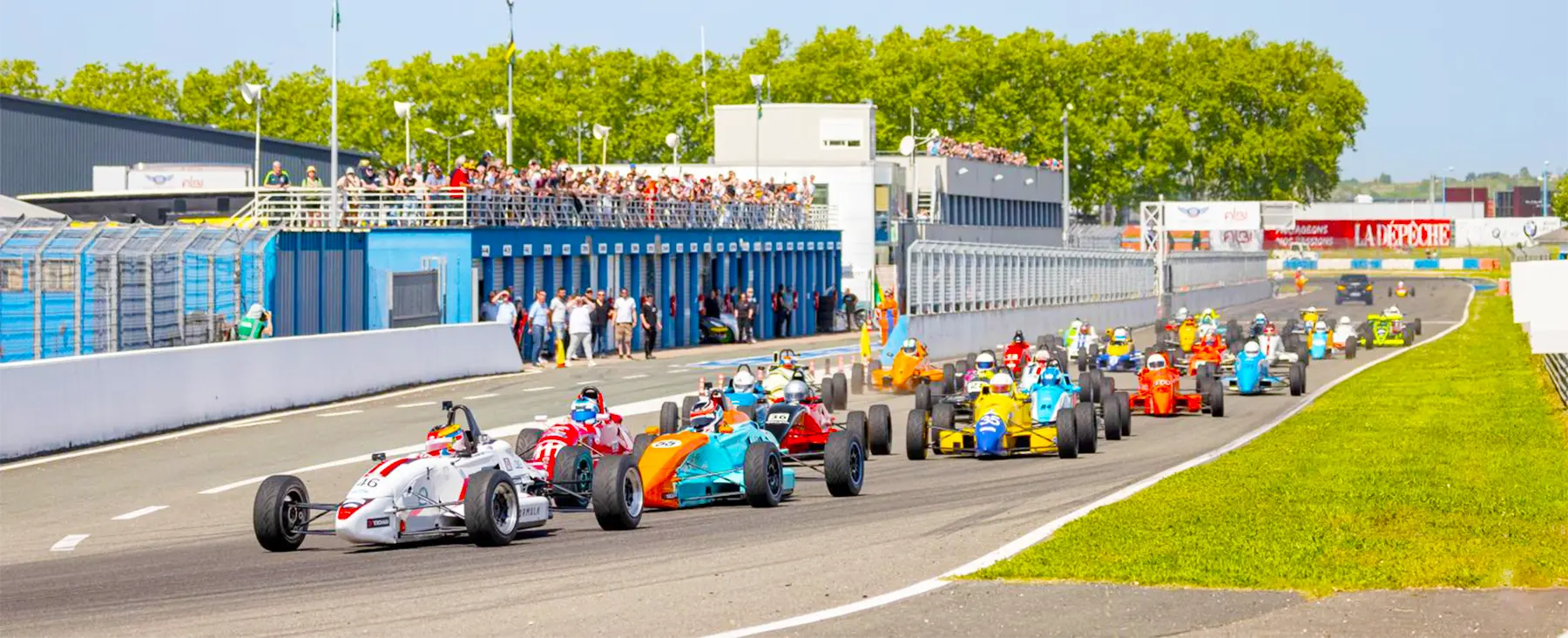 open-formula-series-grille-depart-formule-ford-zetec-racing-motorsport Grille de départ Open Formula Series en Formule Ford Zetec avec les monoplaces Racing Motorsport engagées en championnat amateur