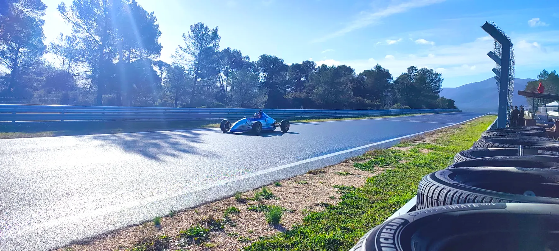pat-forf-gentleman-driver-formule-ford-circuit-du-luc-provence-open-formula-series Pat Forf, Gentleman Driver en Formule Ford Zetec sur la ligne droite des stands du circuit du Luc en Provence lors d’une session Open Formula Series