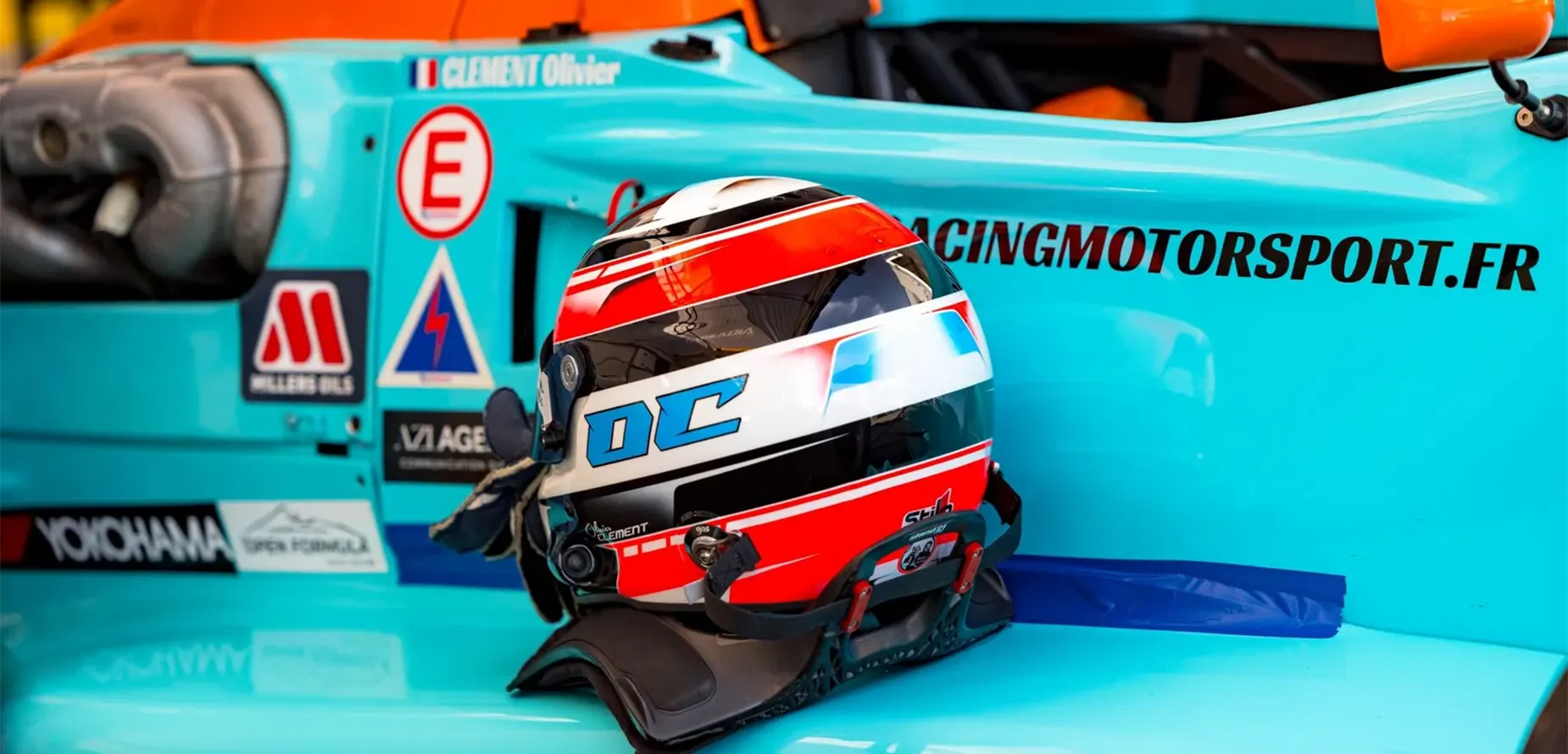 racing-motorsport-formule-ford-zetec-casque-pilote Casque de pilote posé sur une Formule Ford Zetec aux couleurs de Racing Motorsport