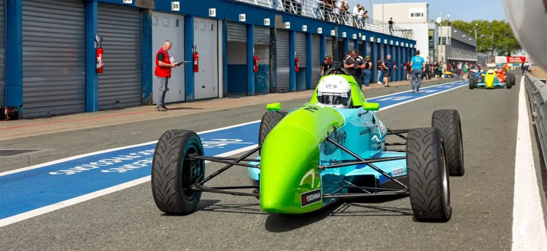 racing-motorsport-formule-ford-zetec-ledenon-pitlane-championnat-france Monoplace Formule Ford Zetec sur la voie des stands du circuit de Lédenon en championnat de France