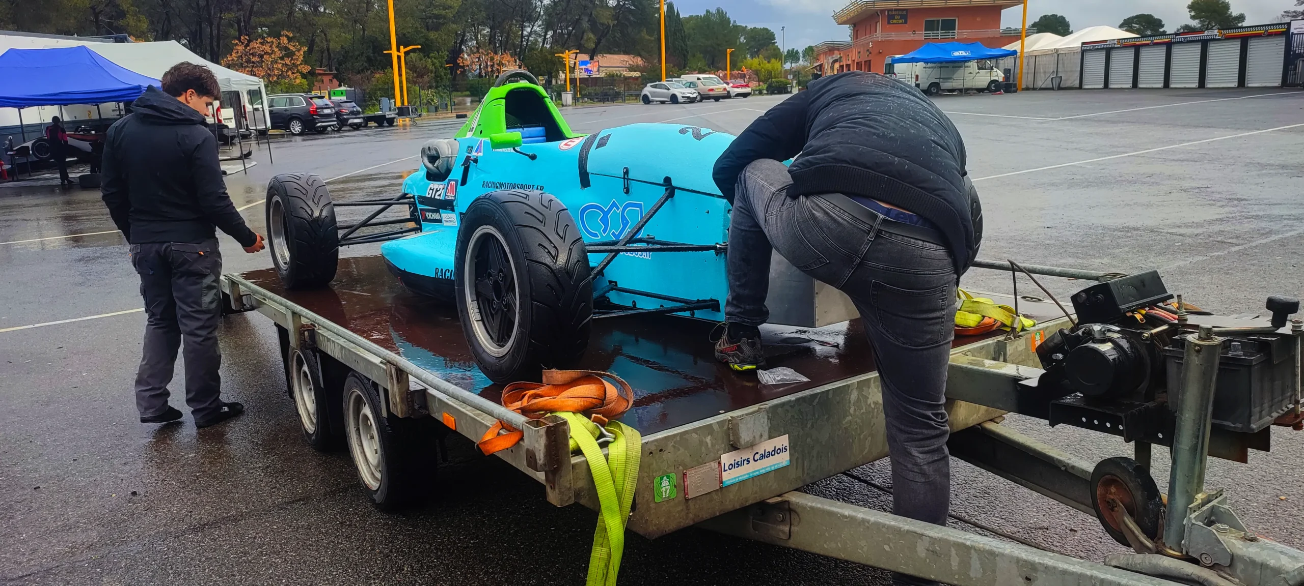 arrivee-formule-ford-circuit-du-luc-remorque-pluie-session-10-mars-2026 arrivee-formule-ford-circuit-du-luc-remorque-pluie-session-10-mars-2026.webp