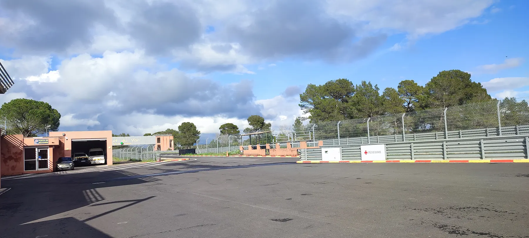 circuit-du-var-le-luc-eclaircie-apres-pluie-session-formule-ford-10-mars-2026 Retour du soleil au Circuit du Var Le Luc après la pluie lors de la pause de midi pendant la session d’essai Formule Ford du 10 mars 2026