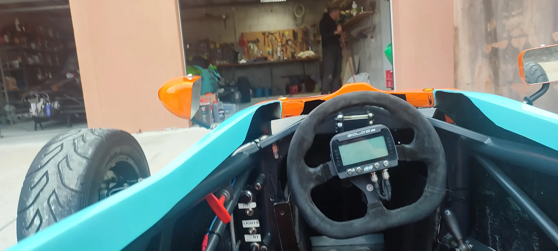 cockpit-formule-ford-atelier-preparation-saison Cockpit d’une Formule Ford Zetec en atelier lors de la préparation d’une saison en championnat