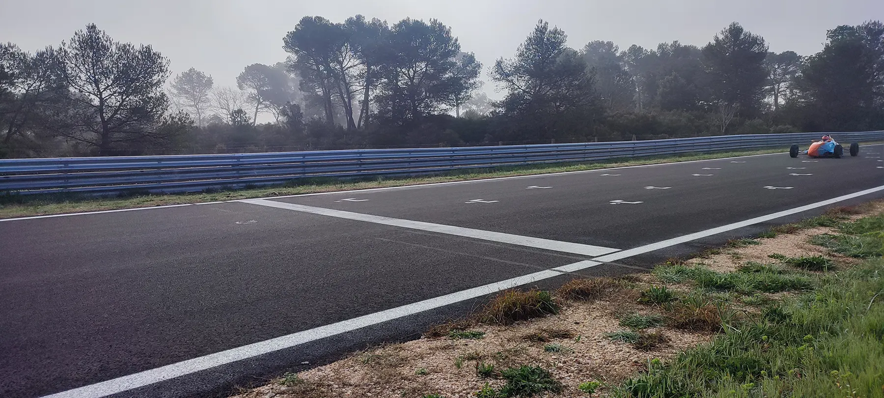 conditions-piste-formule-ford-26-fevrier-2026-circuit-du-luc Formule Ford en piste lors de la session du 26 février 2026 au Circuit du Luc sous une légère brume matinale
