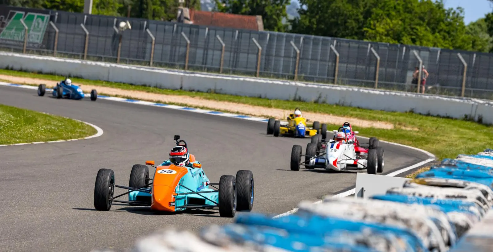 formule-ford-open-formula-series-course-en-peloton Formule Ford Zetec en course lors d’une manche du championnat Open Formula Series