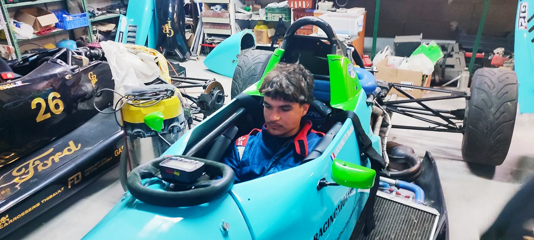 mathis-lacalmette-preparation-formule-ford-atelier-racing-motorsport Mathis Lacalmette installé dans une Formule Ford lors de la préparation du baquet dans l’atelier Racing Motorsport avant la session d’essai au Circuit du Luc