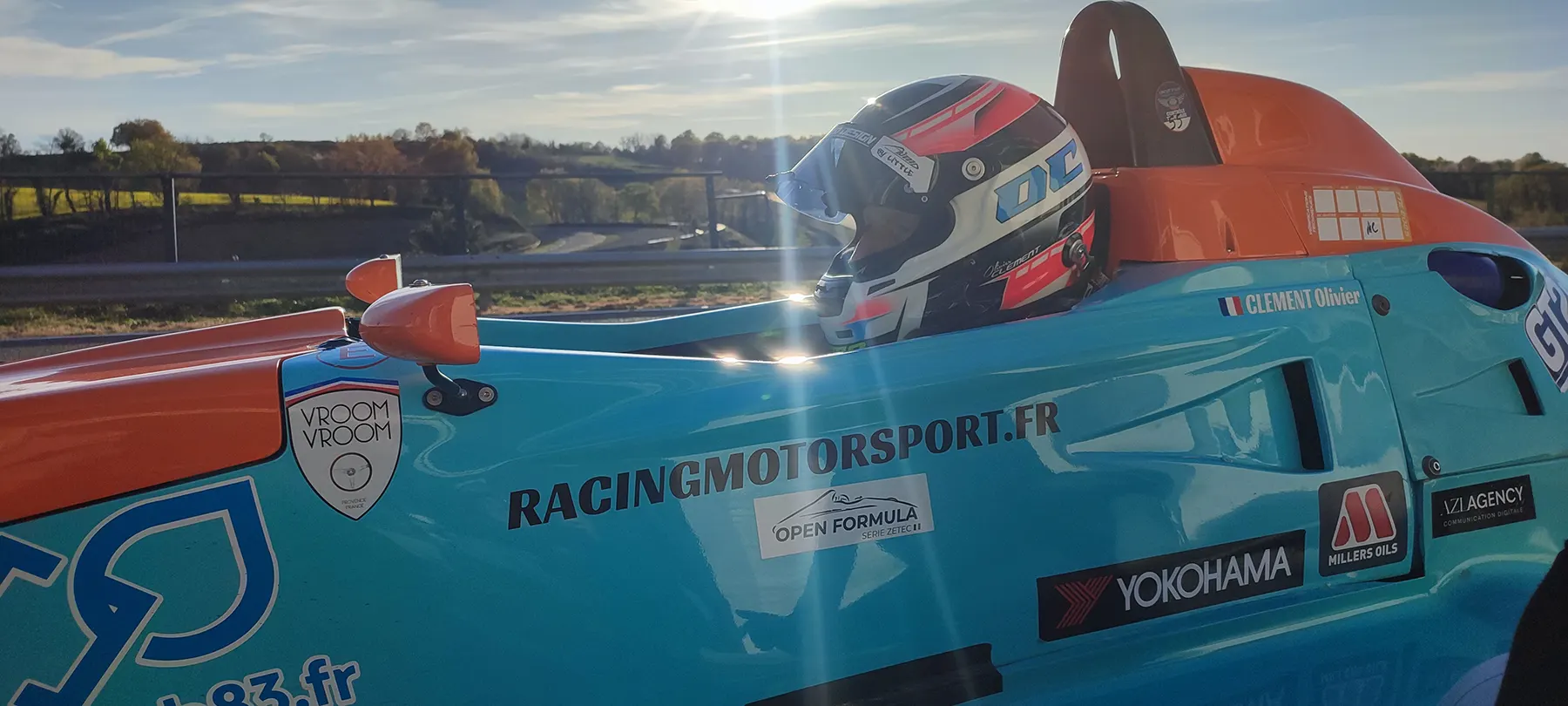 olivier-clement-24-formule-ford-pau-arnos-racing-motor-sport Olivier Clément seul en Formule Ford Zetec n°24 Racing Motor Sport sur le circuit de Pau-Arnos lors des éclaircies après la pluie