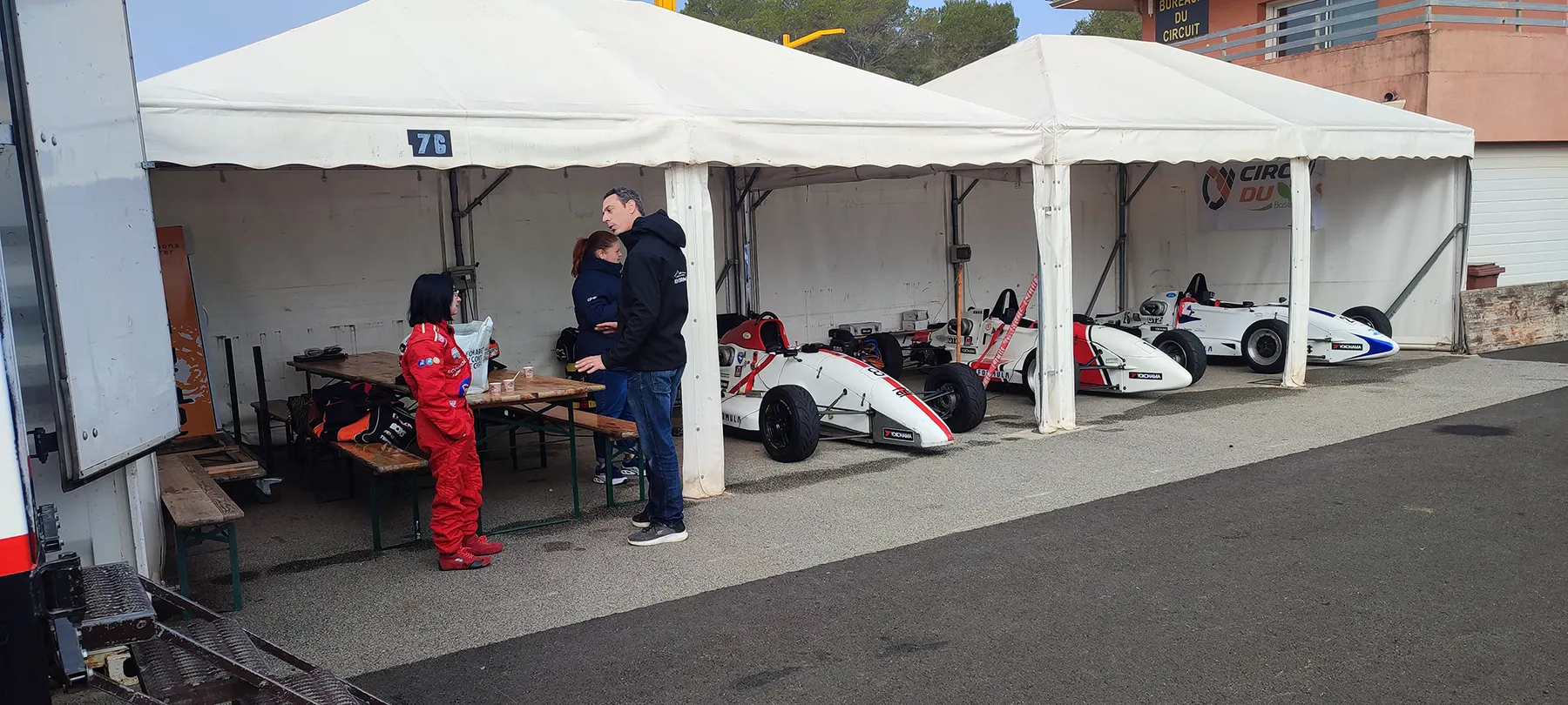 paddock-formule-ford-open-formula-series-circuit-du-luc-26-fevrier-2026 Écurie engagée en Formule Ford lors de la session Open Formula Series du 26 février 2026 au Circuit du Luc