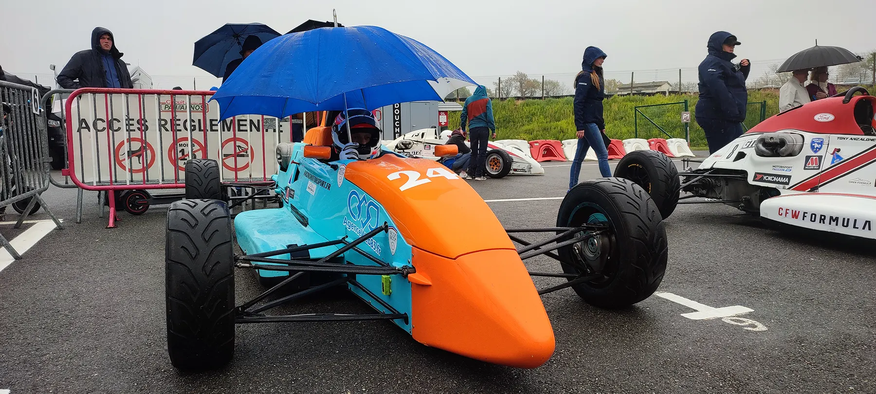 racing-motor-sport-pau-arnos-2026-pre-grille-pluie-olivier-clement-24 Olivier Clément n°24 en Formule Ford Zetec sur la pré-grille sous la pluie au circuit de Pau-Arnos avant la course avec Racing Motor Sport