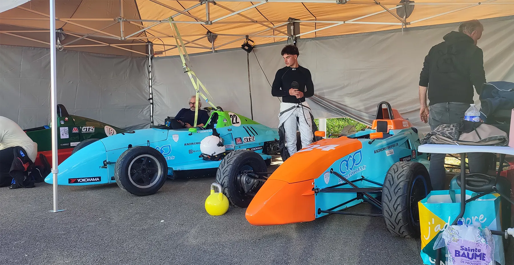 racing-motor-sport-pau-arnos-2026-preparation-formule-ford-zetec-paddock Préparation des Formule Ford Zetec sous le barnum Racing Motor Sport dans le paddock du circuit de Pau-Arnos avant la séance d'essais du vendredi