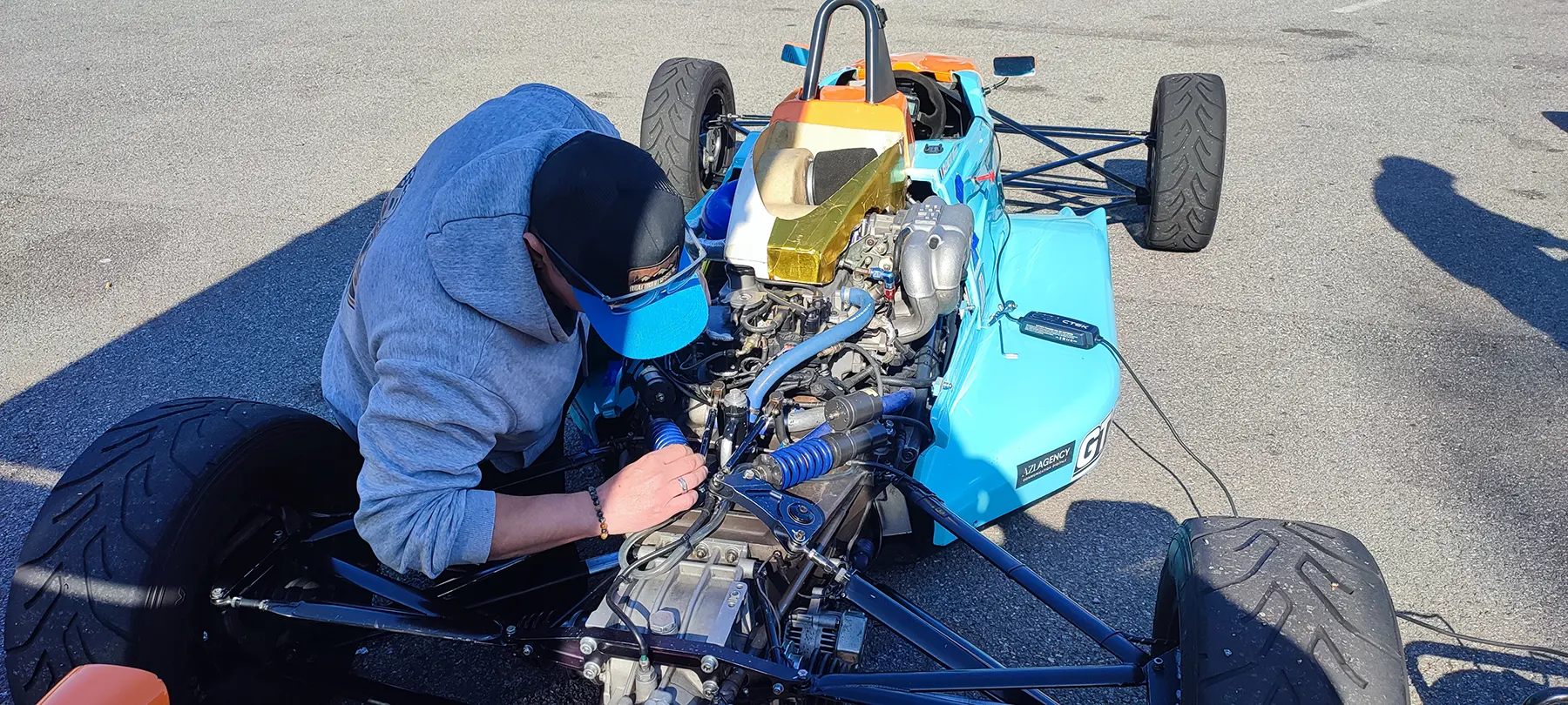 reglages-techniques-formule-ford-session-26-fevrier-2026-luc Réglages techniques sur une Formule Ford lors de la session du 26 février 2026 au Circuit du Luc