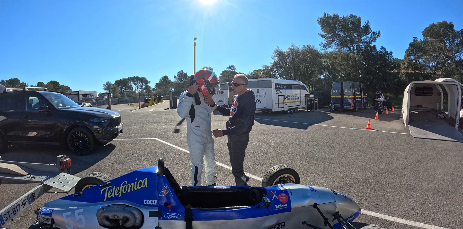 patrick-hm-gentleman-driver-monoplace-circuit-luc-formule-ford Patrick H.M. gentleman driver en briefing avec Olivier Clément avant une session monoplace Formule Ford au Circuit du Luc