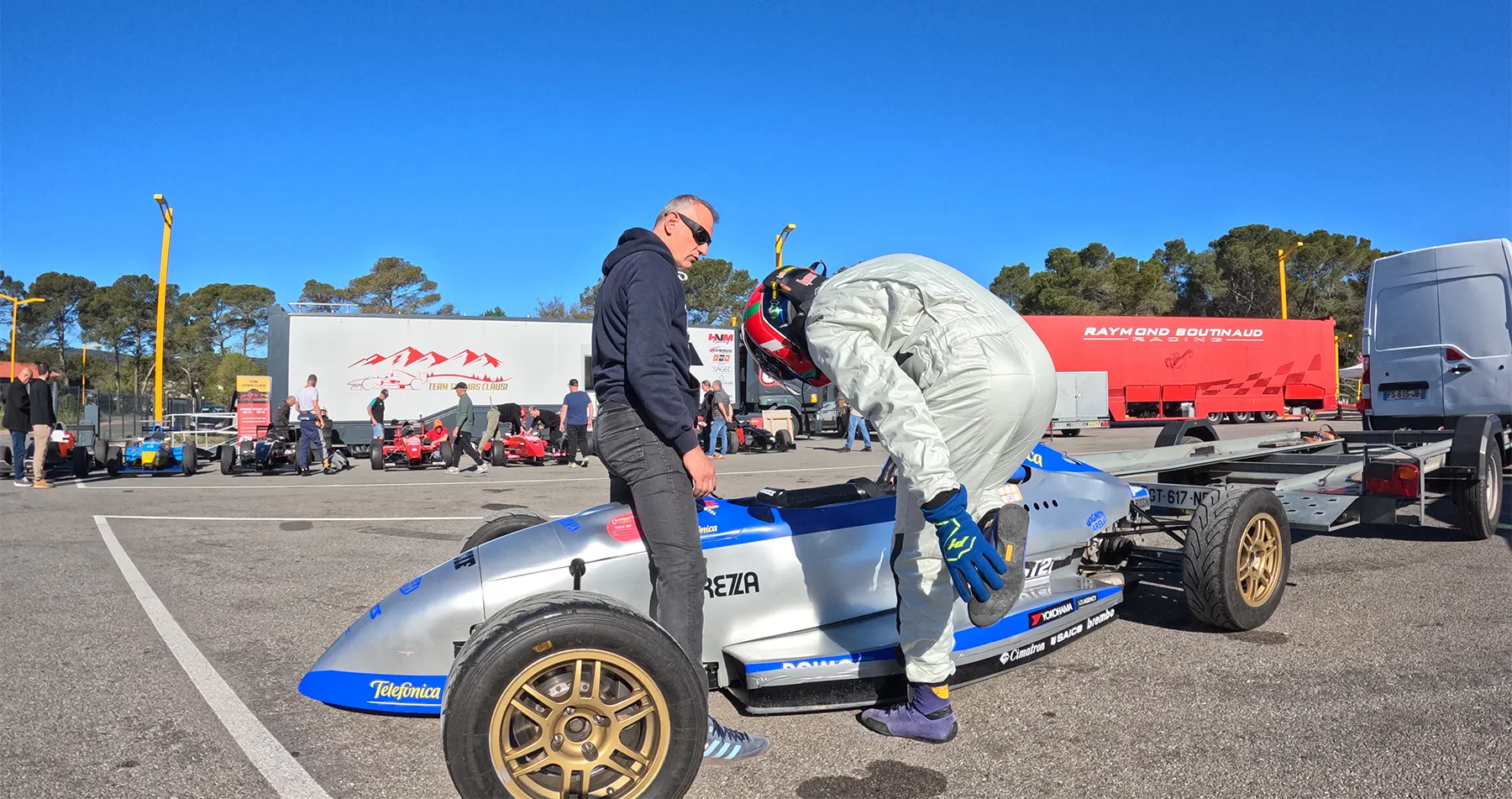 patrick-hm-preparation-monoplace-formule-ford-circuit-luc-V2 Patrick H.M. pilote monoplace se préparant à monter dans une Formule Ford au Circuit du Luc avant une session d’essai